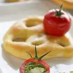 Fougasse et tomate de Marmande farcie à l’Ossau Iraty et pistou de kiwi de l’Adour