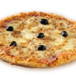 pizza au fromage, jambon et aux noix