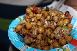 Patate douce, pois chiches, avocat en salade fruit de la passion